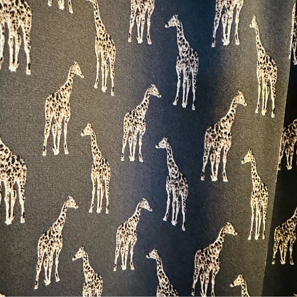 H&M CONSCIOUS Giraffe Print Blouse Shirt Dip Hem Top Size medium - Picture 5 of 7